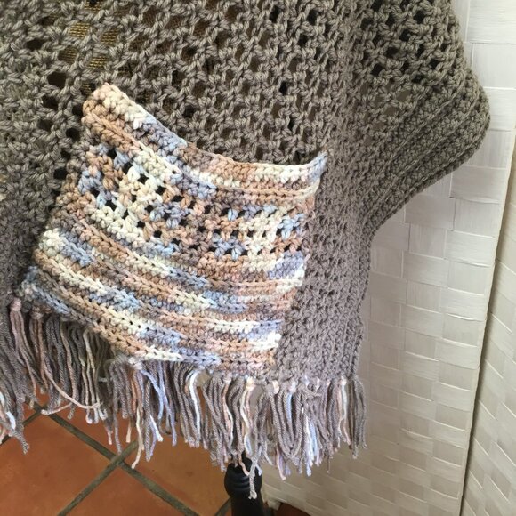 crochet scarf with pockets and fringe - Picture 5 of 11